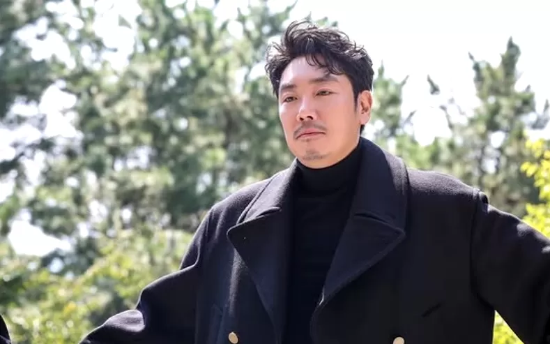 Saram Entertainment buka suara soal isu masa lalu&nbsp;Cho Jin Woong. (Instagram @chojinwoong76)