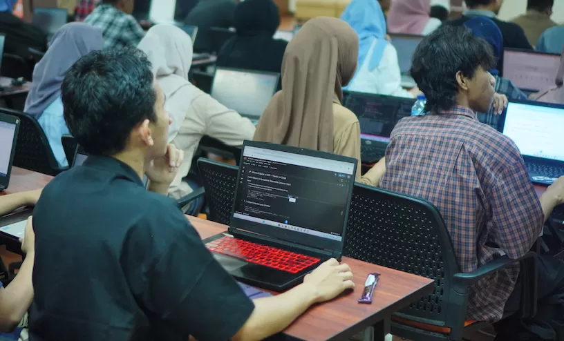 Pelatihan daring yang diikuti lebih dari 200 mahasiswa, membahas topik mulai dari pengenalan AI, etika teknologi, hingga implementasi AI di industri. 