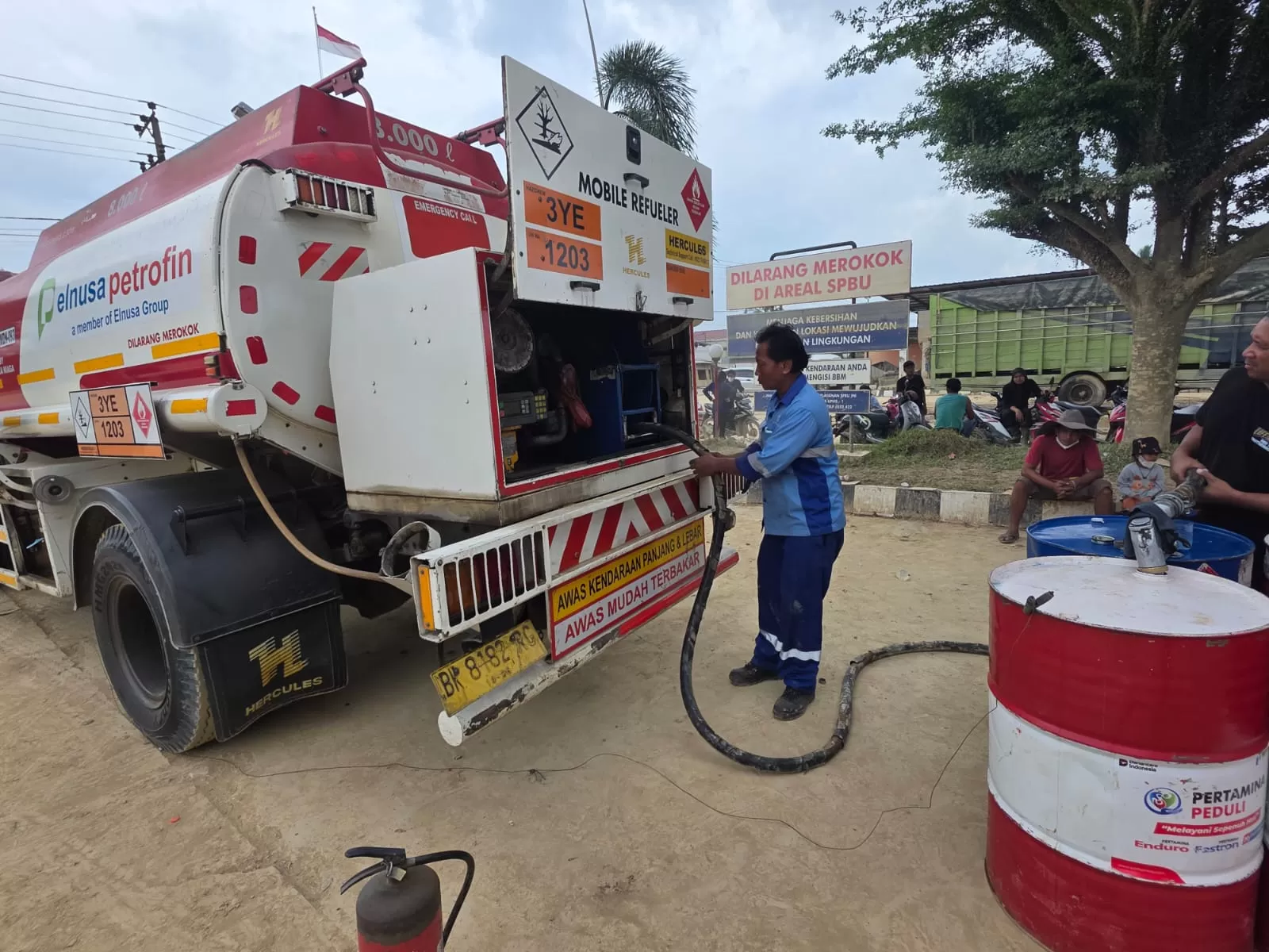 Pertamina menyediakan tangki BBM dengan mesin pompa manual di Aceh Tamiang untuk mengatasi harga yang gila-gilaan di tingkat eceran. (Pertamina)