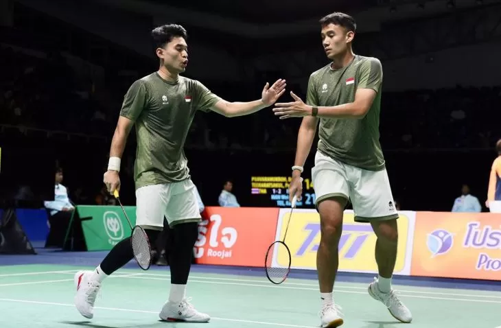 Pasangan Leo-Bagas mengalahkan ganda putra Singapura demi memastikan tiket final beregu putra bulu tangkis SEA Games 2025. (Foto: PBSI)