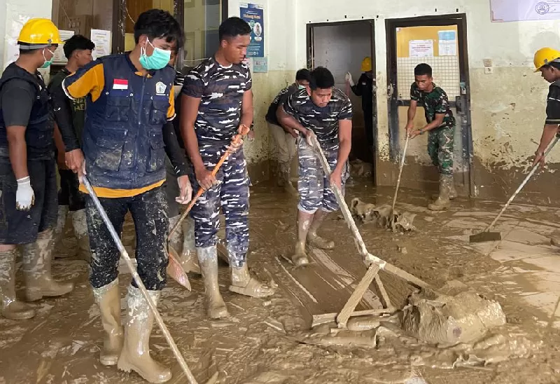 Sejumlah pihak membersihkan RSUD Aceh Tamiang. (KONTEKS.CO.ID/Dok TNI AL)