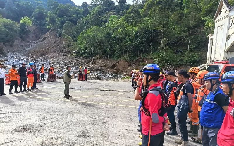 Apel Tim SAR di Lembah Anai, Kota Padang Panjang, Sumbar, untuk mencari 32 orang hilang.(KONTEKS.CO.ID/Dok BNPB)
