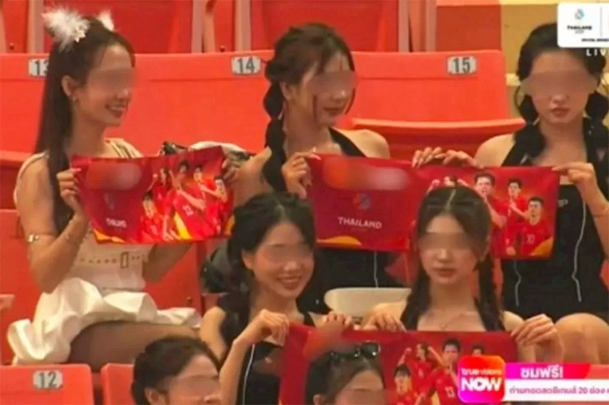 Sekelompok wanita membentangkan syal berisi iklan judi di pertandingan sepak bola SEA Games 2025 Thailand. (Istimewa)