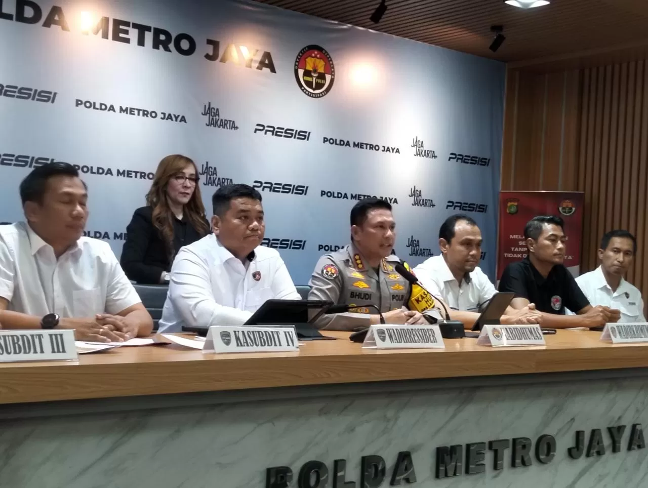 Jajaran Polda Metro Jaya menyampaikan keterangan pers terkait penangkapan tiga provokator ACAB. (Polda Metro Jaya)