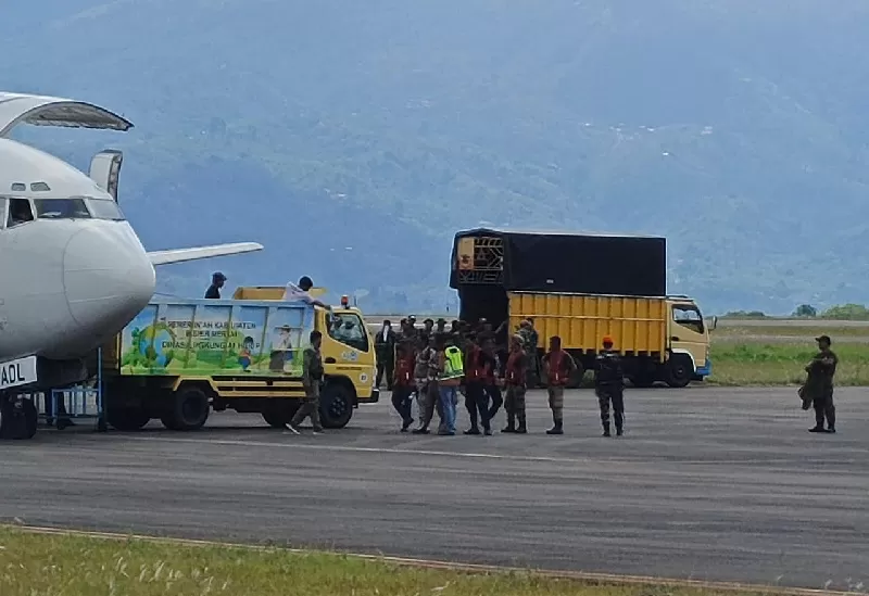 Sebanyak 4 ton BBM bantuan untuk wilayah Bener Meriah dan Aceh Tengah diturunkan dari pesawat. (KONTEKS.CO.ID/Dok BNPB)