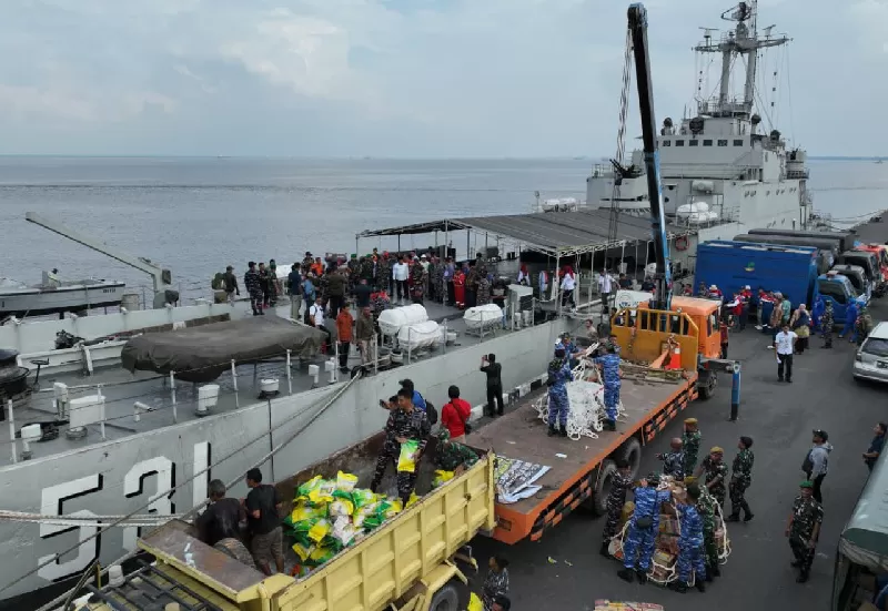 Proses embarkasi bantuan logistik ke dalam KRI Teluk Gilimanuk di Lanal Duma, Riau. (KONTEKS.CO.ID/Dok TNI AL)