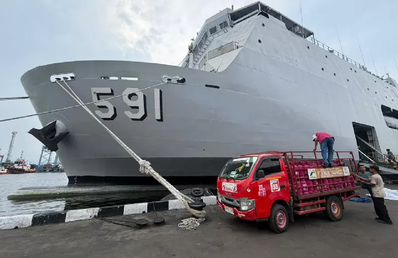 Petugas memasukkan gas LPG ke KRI Surabaya untuk korban bencana di Sumatera. (KONTEKS.CO.ID/Dok TNI AL)