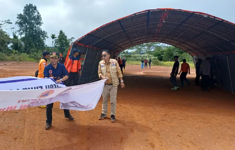 Pembangunan huntara untuk korban bencana di Kabupaten Lima Puluh Kota, Sumbar. (KONTEKS.CO.ID/Dok BNPB)