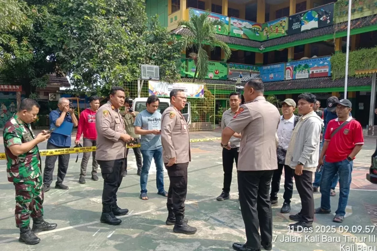 Jajaran Polres Jakut melakukan olah TKP di SDN 01 Kalibaru, Cilincing, Jakarta, Rabu, 11 Desember 2025. (Polres Jakut)