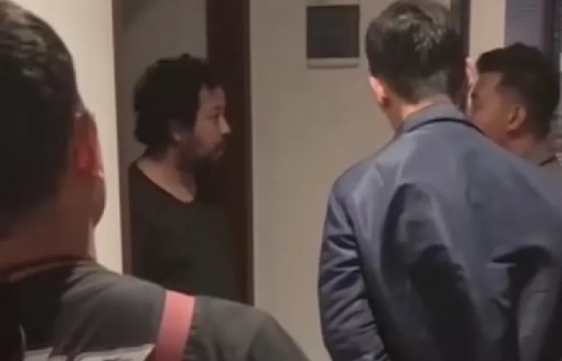 Video penangkapan Dirut PT Terra Drone Indonesia, Michael Wishnu Wardana terkait kasus kebakaran gedung kantor perusahaannya. (KONTEKS.CO.ID/Ist)