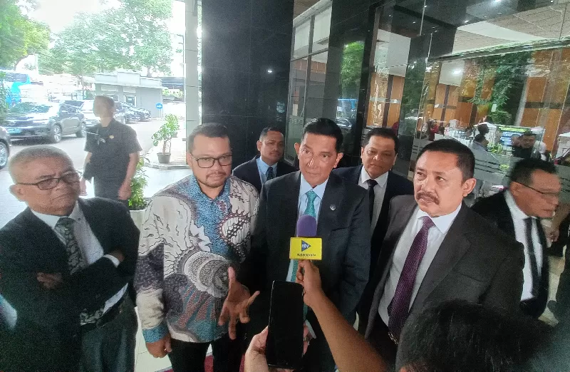 Ketua Harian DPN Peradi, R. Dwiyanto Prihartono, memberikan keterangan kepada wartawan. (KONTEKS.CO.ID/Setiawan)