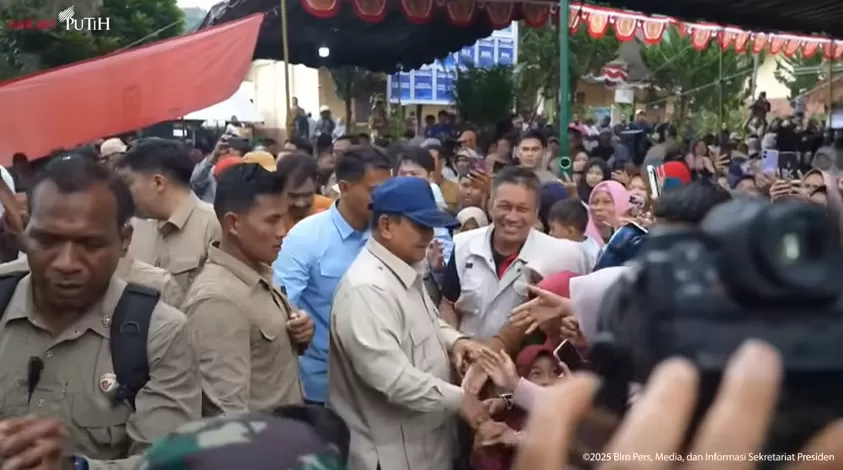 Presiden Prabowo tinjau pengungsi di Aceh Tengah (Foto: YouTube/Sekretariat Presiden)