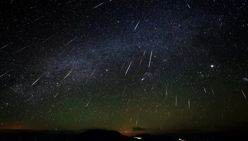 Hujan meteor geminid bisa disaksikan di langit Indonesia (Foto: NASA)