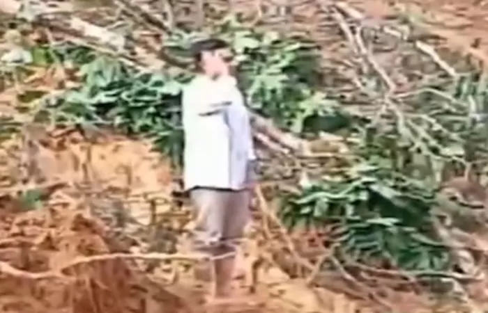 Seorang pria setiap hari kumandangkan azan dan tiada henti cari istrinya di tumpukan material longsor. (Foto: Instagram/@info.negeri)