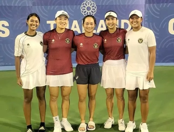 Janice Tjen bersama tim beregu putri Indonesia yang berhasil merebut medali emas SEA Games 2025.  (Foto: X.com @happy_tennise)