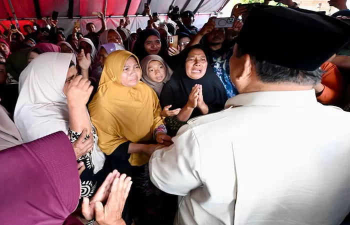 Presiden Prabowo Subianto meninjau pengungsi korban banjir bandang di Aceh Tengah (Foto: BPMI Setpres RI)