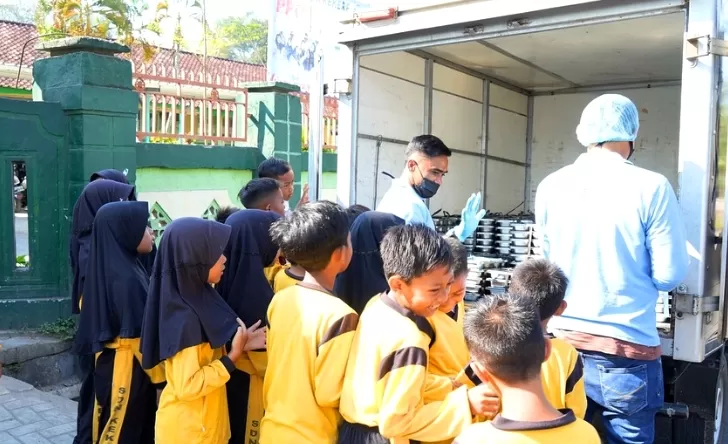 SOP baru MBG: Antar makanan cukup sampai pagar sekolah. (Instagram @badangizinasional.ri)