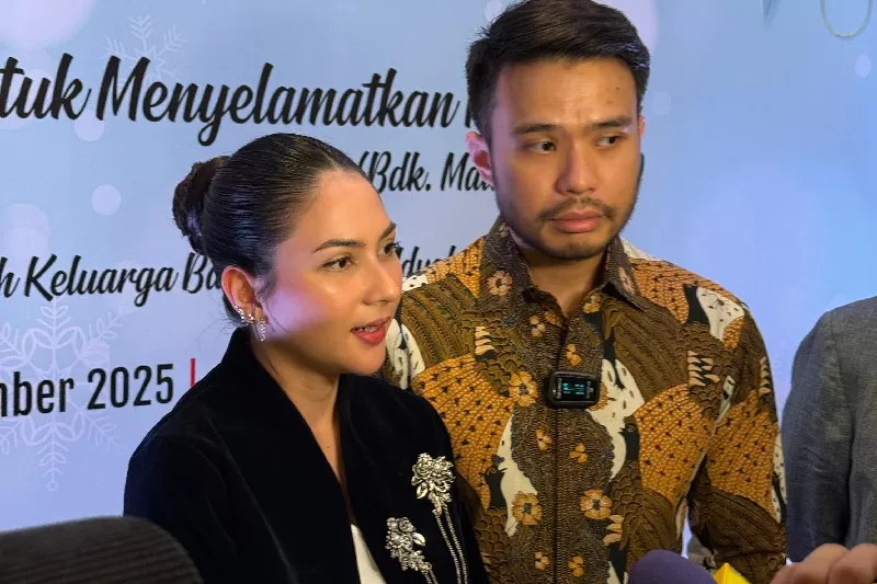 Aktris Jessica Mila dan Yakup Hasibuan memberikan keterangan kepada wartawan soal Natal 2025. (KONTEKS.CO.ID/Setiawan)