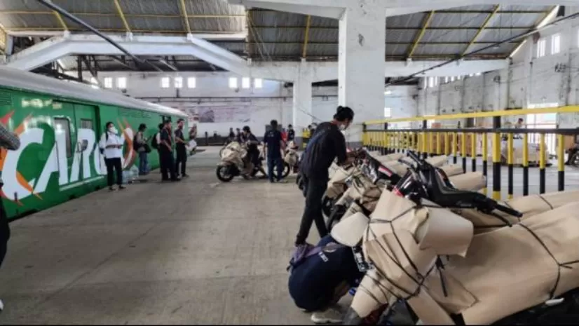 Seorang petugas sedang mempersiapkan motor yang diangkut gratis ke KA Motis. (KAI)
