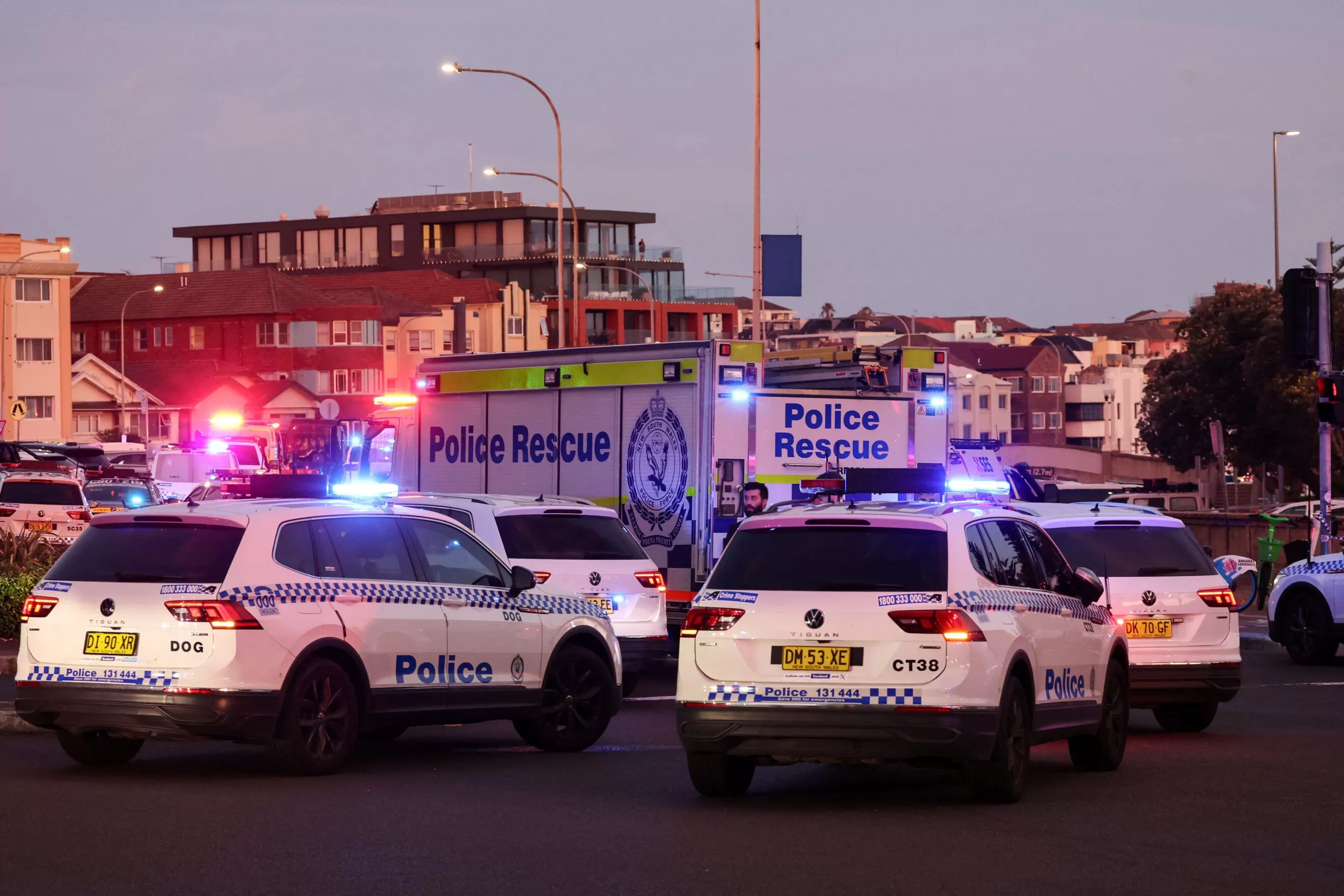 Polisi berdatangan mengamankan TKP penembakan di Bondi Beach, Sydney, saat perayaan Hari Hannukkah. (AFP)