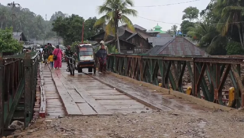Kendaraan roda empat melintas di jembatan baily dari arah Tapanuli Tengah menuju Tapanuli Selatan via Desa Garoga, Batang Toru,Sumut. (KONTEKS.CO.ID/Dok BPNB)
