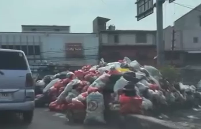 Viral tumpukan sampah di jalanan Ciputat, Tangsel (Foto: Instagram/@david_nurbianto)