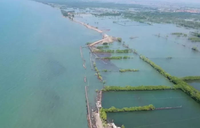 Pantai Blendung tenggelam disapu banjir rob (Foto: Instagram/@headlinenewspemalang)