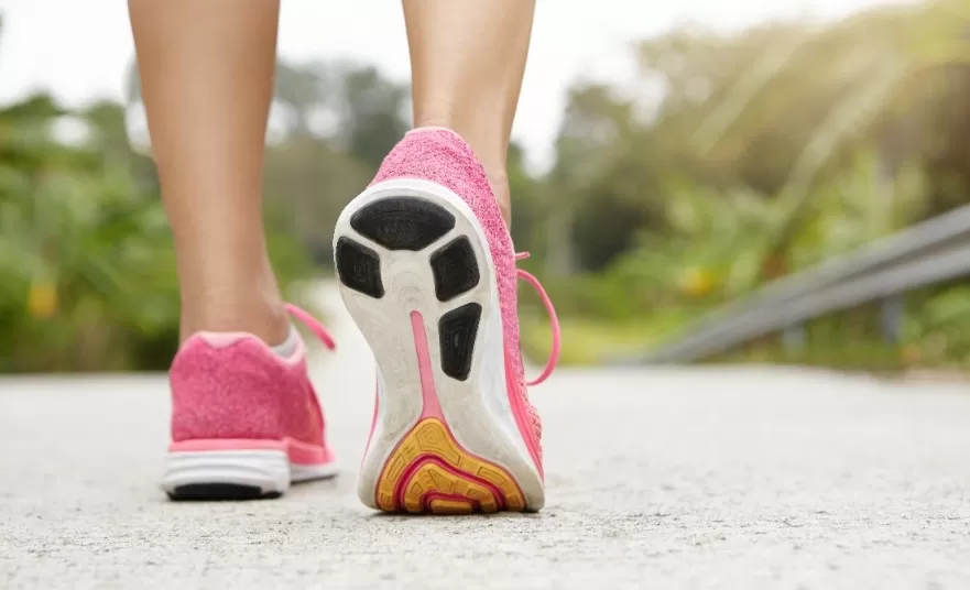 Manfaat jalan kaki. (Freepik/wayhomestudio)