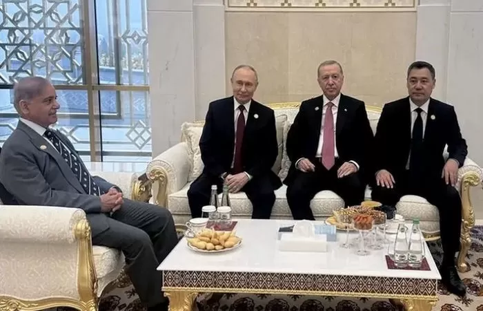 Viral video PM Pakistan, Shehbaz Sharif terobos masuk ruang pertemuan Putin-Erdogan (Foto: Anadolu Ajansi)