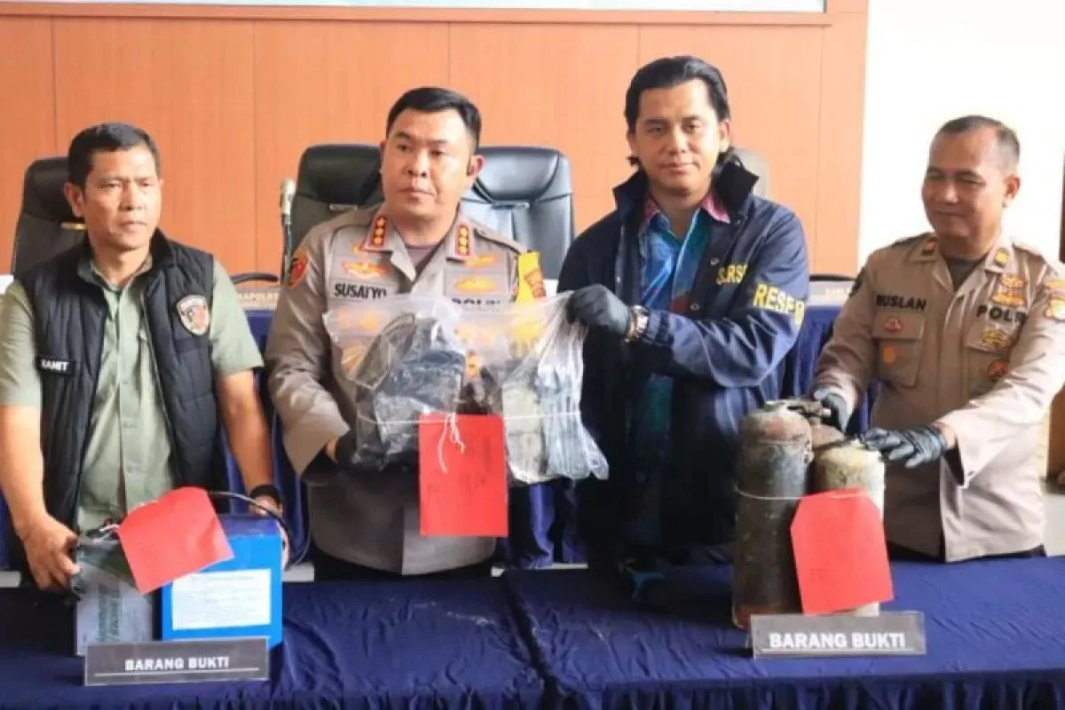 Polisi memperlihatkan barbuk kebakaran gedung kantor Terra Drone. (Reskrim Polres Jakut)