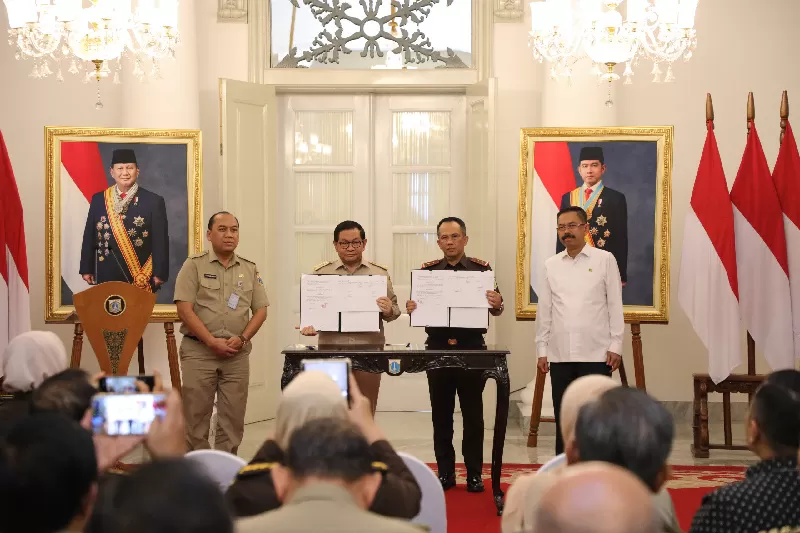 Gubernur DKI Jakarta Pramono Anung dan Kajati DKI Jakarta Patris Yusrian Jaya menunjukkan dokumen MoU Pelaksanaan Pidana Kerja Sosial. (KONTEKS.CO.ID/Dok Kejagung)