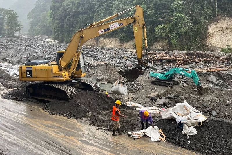 Perbaikan jalan Kota Padang ke Bukittinggi via Tanah Datar, Lembah Anai, yang sempat terputus akibat bencana banjir dan tanah longsor di Sumatera Barat. (KONTEKS.CO.ID/Dok. BNPB)