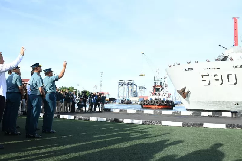 KRI Makassar 590 mengangkut Pasukan Zeni Marinir dan logistik bantuan dari Kementan dilepas menuju Sumbar, Sumut, dan Aceh. (KONTEKS.CO.ID/Dok TNI AL)