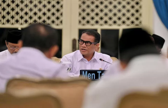 Menteri Pertanian (Mentan), Andi Amran Sulaiman menyampaikan laporan soal stok pangan nasional pada Sidang Kabinet Paripurna, Senin, 15 Desember 2025 (Foto: BPMI Setpres RI)