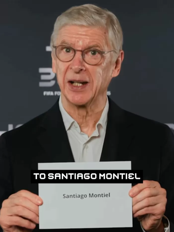 Arsene Wenger saat mengumumkan Santiago Montiel sebagai pemenang FIFA Puskas Award 2025. (FIFA)