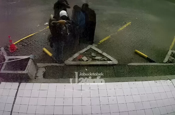 Viral pria disekap komplotan bandit ngaku polisi di depan ATM Plaza Pondok Gede, Jakarta Timur (Foto: Instagram/@jabodetabek24info)