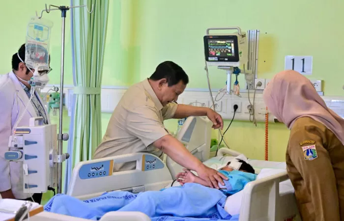 Presiden Prabowo Subianto jenguk korban kecelakaan mobil pengangkut MBG di Cilincing, Jakarta Utara (Foto: BPMI Setpres RI)