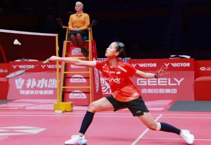 Putri Kusuma Wardani atau KW memberikan perlawanan saat melawan An Se-young di hasil pertandingan Grup A World Tour Finals 2025. (Foto: PBSI)