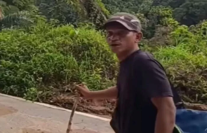 Pria asal Sibolga, Sumatra Utara rela berjalan kaki sejauh 66 km demi kabari keluarga (Foto: Facebook/Ndoetch Dani)