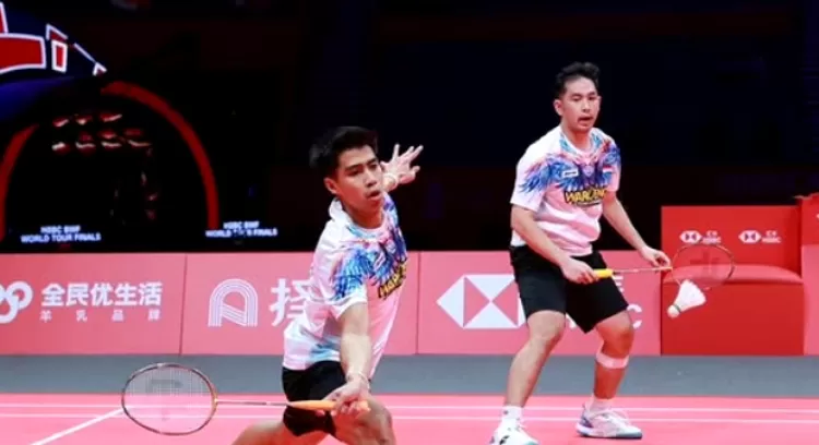 Aksi Sabar Reza di laga sengit fase grup BWF World Tour Finals 2025. (Instagram @badminton.ina)