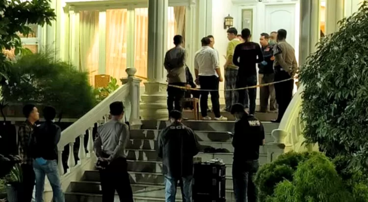 Polisi olah TKP penemuan bocah dengan luka tusuk di rumah mewah di Permukaan BBS 3, Kota Cilegon, Banten, Selasa 16 Desember 2025. (Dokumentasi Polisi)