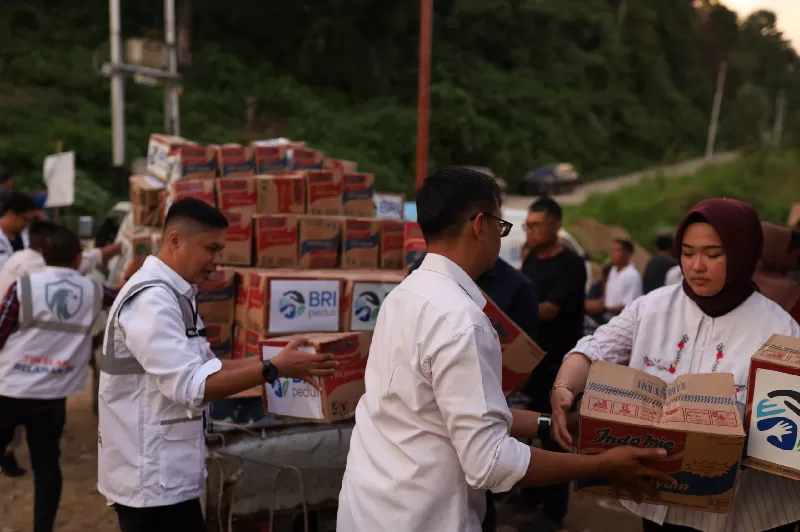 Tim BRI Peduli menyalurkan bantuan bagi warga terdampak bencana di Sumatera. (KONTEKS.CO.ID/Dok BRI)