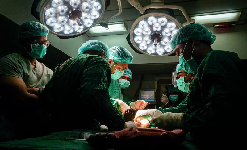 Tim dokter melakukan operasi Pira Widya di KRI SHS-990. (TNI AL)