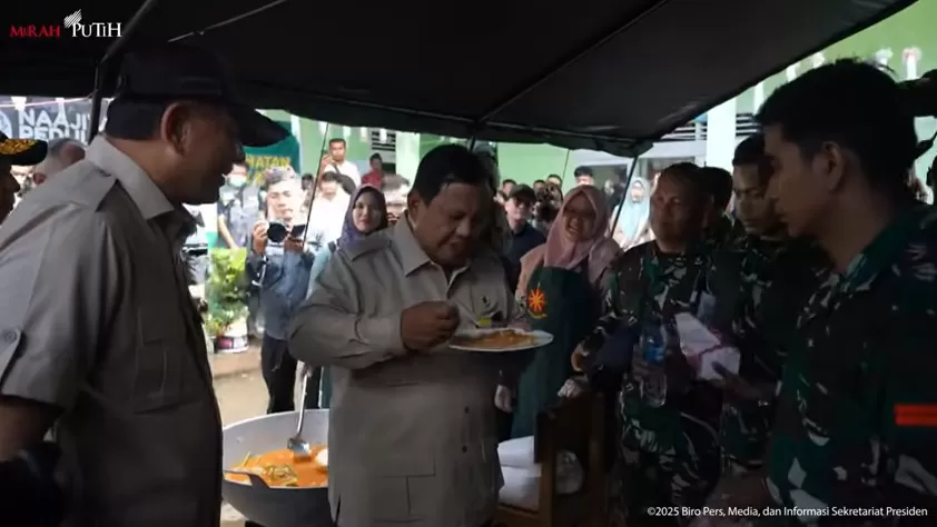 Prabowo Makan Nasi Goreng di Pengungsian di Agam, Sumbar (Foto: YouTube/Sekretariat Presiden)