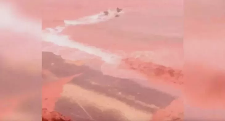 Tangkapan layar video Instagram Pulau Hormuz di lepas pantai Iran di Teluk Persia berubah menjadi merah darah setelah hujan deras. (Tangkapan layar IG.com)