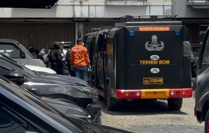 Tim penjinak bom sedang bekerja mengamankan sebuah kotak di depan Gereja GKPB Bandung. (Istimewa)