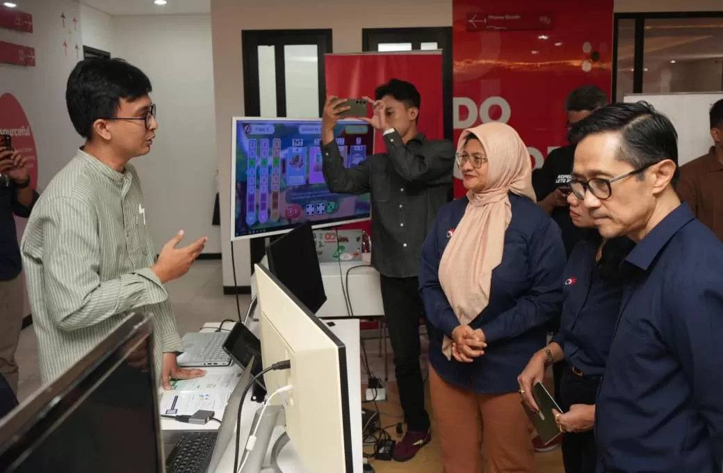 Direktur Utama Telkom Dian Siswarini melakukan peninjauan langsung ke AI Connect Malang pada Senin, 15 Desember 2025.
