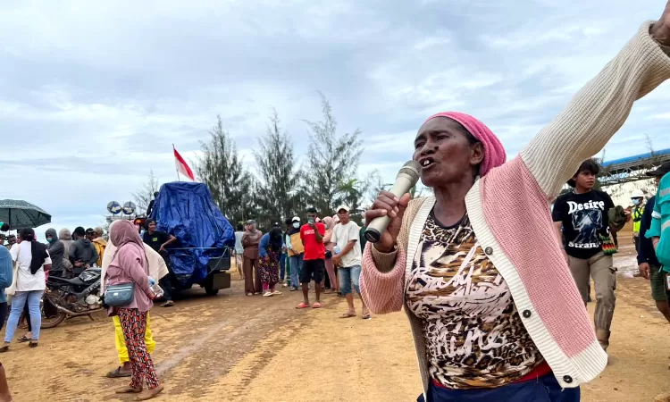 Seorang perempuan Desa Kawasi protes pada Harita Group agar janji penuhi air bersih dan listrik dengan blokade jalan produksi perusahaan, pada Sabtu, 15 November 2025. (Walhi Malut)