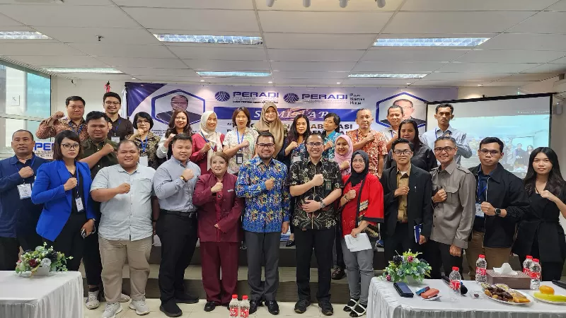 Asido dan peserta seminar mengenai perempuan berhadapan dengan hukum (Ist)