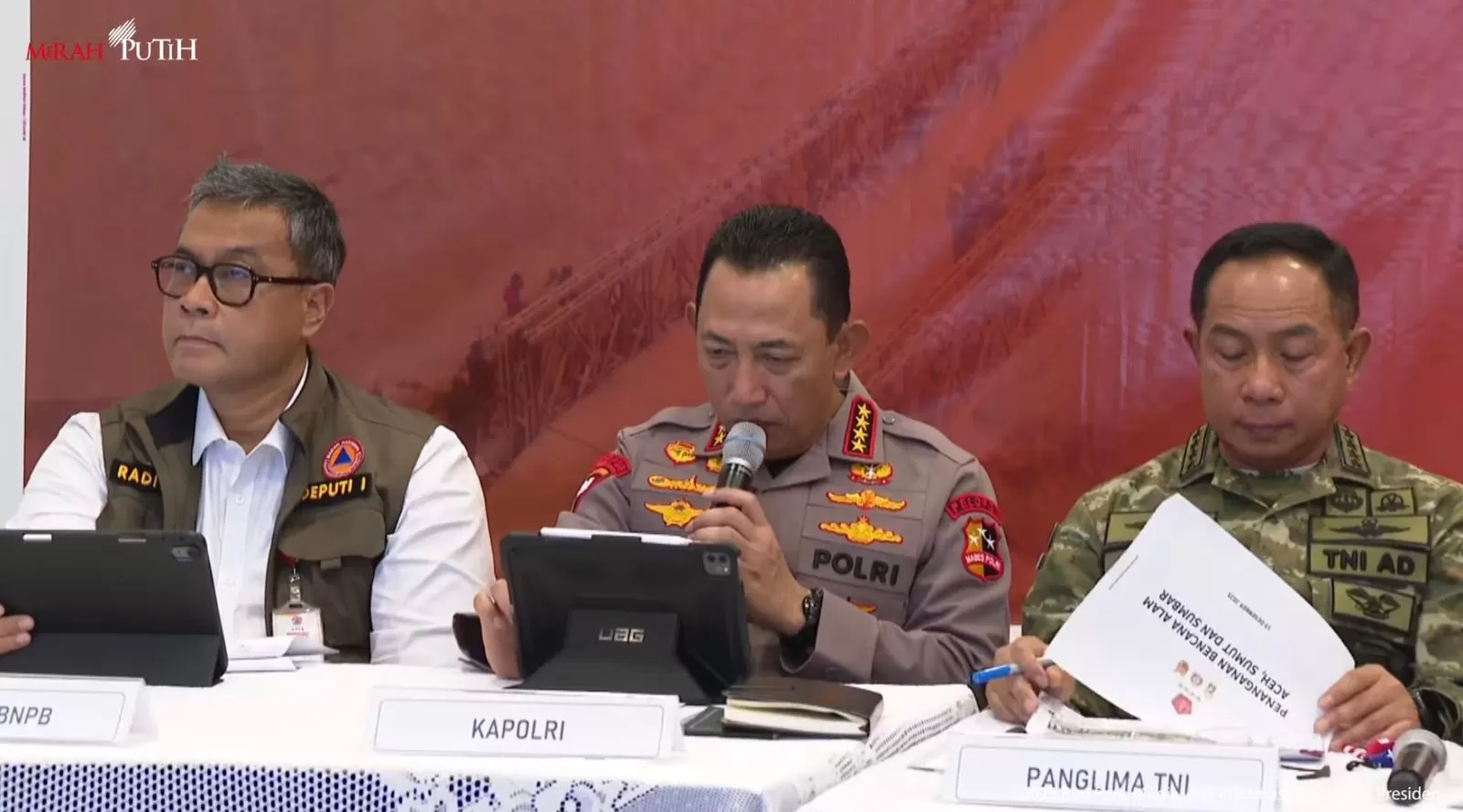 Kapolri Jenderal Listyo Sigit (tengah). (Humas Polri)